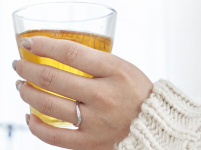 指がきれいに見えるリングの形とは？S字・V字・ストレートを比較