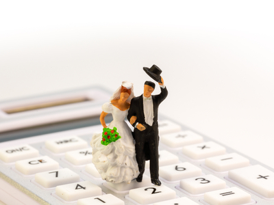 婚約指輪の相場と支払い方法について