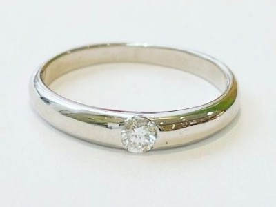 ダイヤの婚約指輪をシンプルなデザインに