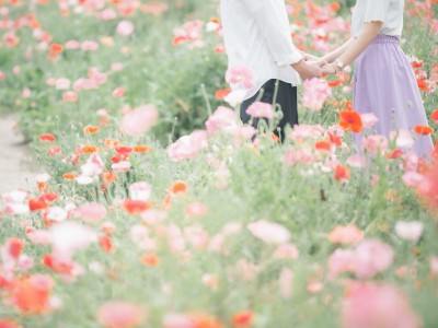 花のモチーフが彩るブライダルリングの魅力