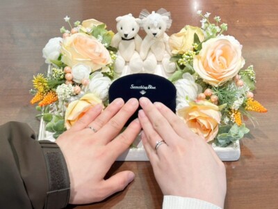 春風のように優しく寄り添う二人の結婚指輪
